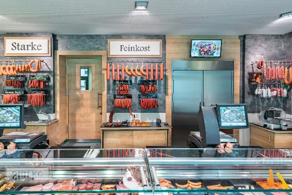 Verkaufsraum der Fleischerei Starke mit Frischetheke und Wurstwänden