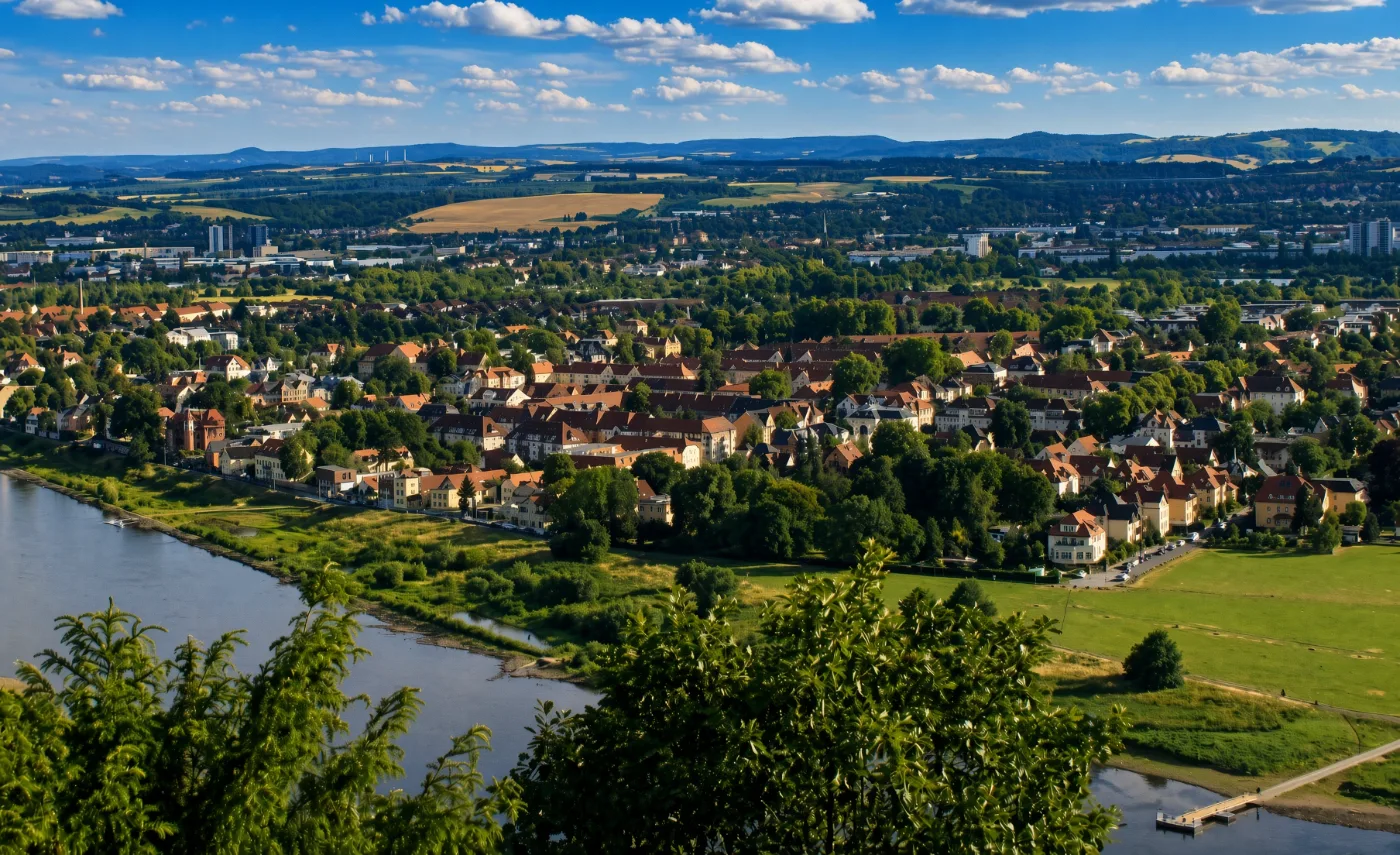Blick auf Laubegast an der Elbe in Dresden
