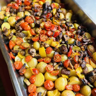 Partyservice Dresden: Ofenkartoffeln mit Rosmarin, Tomaten und Zucchini