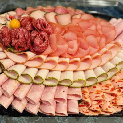Partyservice Dresden: Aufschnittplatte mit Schinken, Salami, Mortadella und Gurke