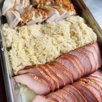 Partyservice Dresden: Kassler-Aufschnitt auf Sauerkraut mit Bratenscheiben