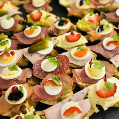 Partyservice Dresden: Kanapees mit Salami, Schinken, Ei und Preiselbeere