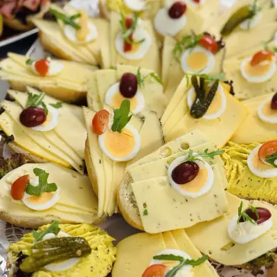 Partyservice Dresden: Käsehäppchen mit Ei, Weintrauben und Gewürzgurke