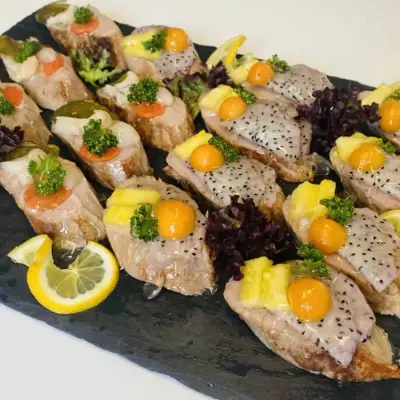 Partyservice Dresden: Thunfisch-Häppchen mit Physalis auf Schieferplatte