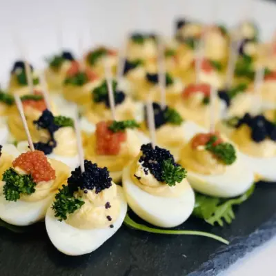 Partyservice Dresden: Gefüllte Eierhälften mit Kaviar, Kräutern und Paprika